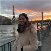 Soy Aina, soy estudiante de Ciencias Biomédicas en la UB y ofrezco clases de repaso General desde Primaria a Bachillerato
